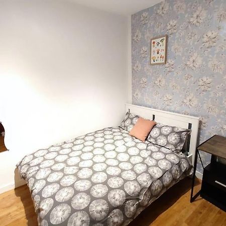 Central London Spacious Flat With 2 To 3 Bedrooms المظهر الخارجي الصورة