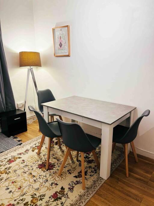 Central London Spacious Flat With 2 To 3 Bedrooms المظهر الخارجي الصورة
